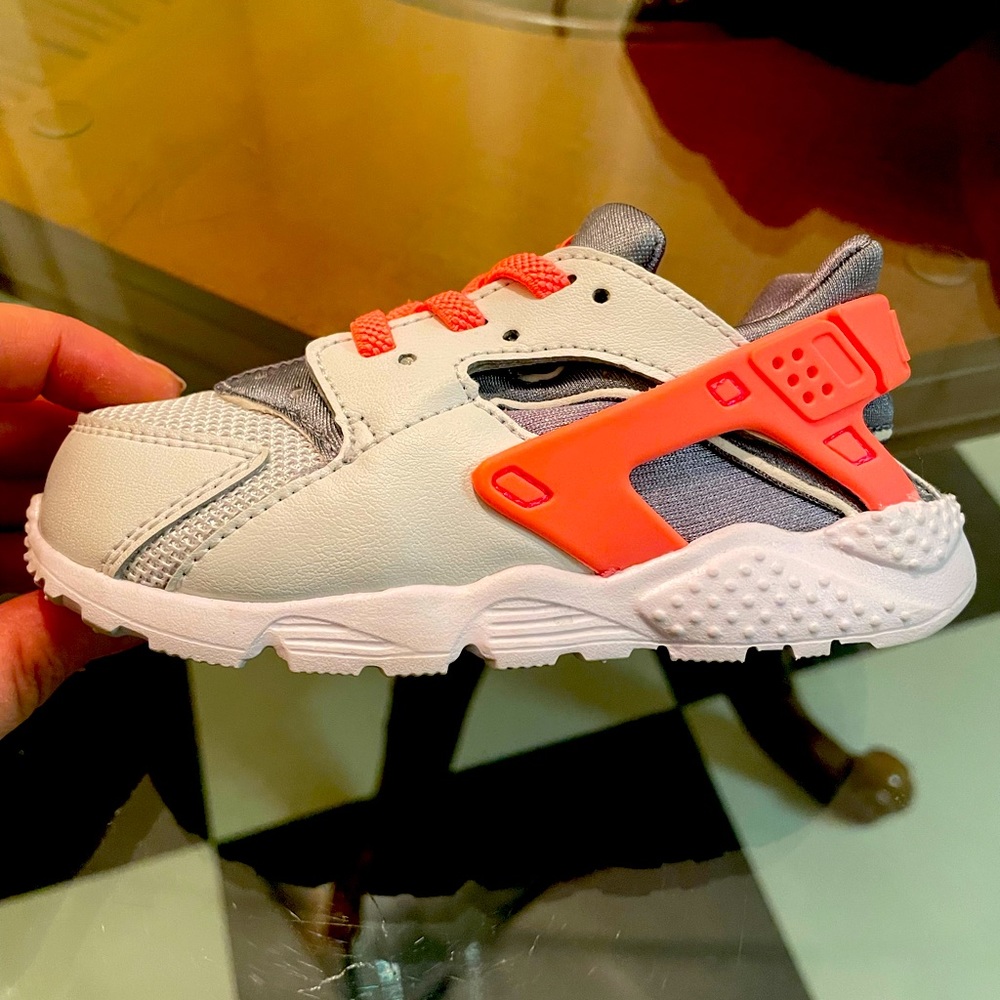 Nike huaraches kids size 8c - gray and coral/orange